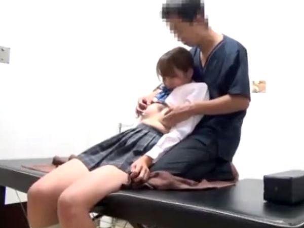 『乳首でイッちゃうって…』悪徳整体の餌食になるエロ制服JK！セクハラ施術の乳首責め…