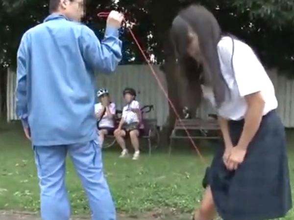 ＜女子校生＞野外でおしっこするエロ制服JKを拉致ってお仕置き凌辱！大量潮吹きの失…